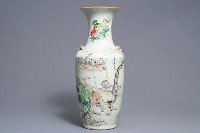 Un vase en porcelaine de Chine qianjiang cai, signé Ma Qingyun, 19/20ème