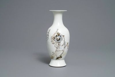 Un vase en porcelaine de Chine qianjiang cai signé Wang Qi, 19/20ème