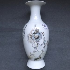 Un vase en porcelaine de Chine qianjiang cai signé Wang Qi, 19/20ème — photo 11