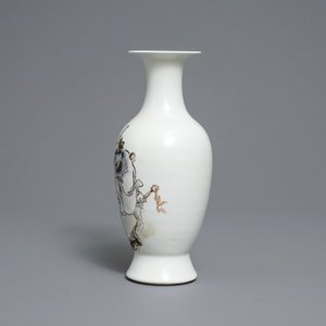 Un vase en porcelaine de Chine qianjiang cai signé Wang Qi, 19/20ème — photo 2