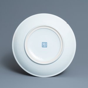 Un vase en porcelaine de Chine qianjiang cai, trois pièces en famille rose et une sculpture en jadéïte, 19/20ème — photo 3