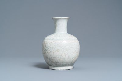 Un vase en porcelaine de Chine qingbai à décor incisé, Song