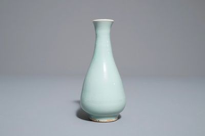 Un vase en porcelaine de Chine qingbai, Yuan ou Ming