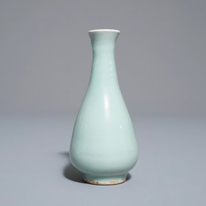 Un vase en porcelaine de Chine qingbai, Yuan ou Ming — photo 1