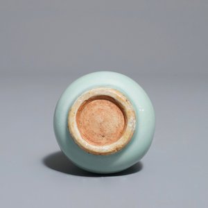 Un vase en porcelaine de Chine qingbai, Yuan ou Ming — photo 5