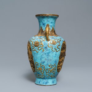 Un vase en porcelaine de Chine 'robin's egg', marque de Qianlong, 19/20ème — photo 4