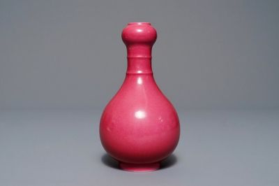 Un vase en porcelaine de Chine rose monochrome, marque de Yongzheng, 19/20ème