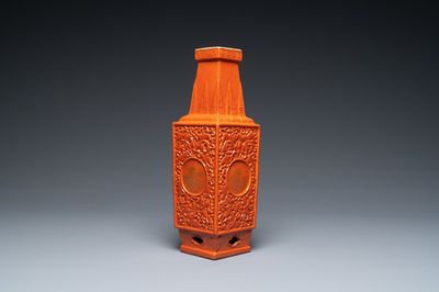 Un vase en porcelaine de Chine rouge de corail monochrome, 19/20ème