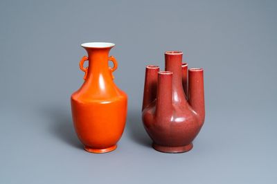 Un vase en porcelaine de Chine rouge de corail monochrome et un vase tubulaire en sang de boeuf, 19/20ème