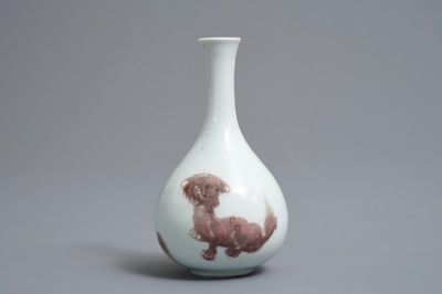 Un vase en porcelaine de Chine rouge de cuivre à décor d'animaux mythiques, Kangxi