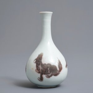 Un vase en porcelaine de Chine rouge de cuivre à décor d'animaux mythiques, Kangxi — photo 3