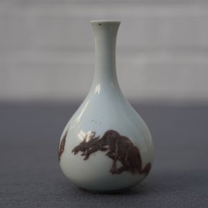Un vase en porcelaine de Chine rouge de cuivre à décor d'animaux mythiques, Kangxi — photo 10
