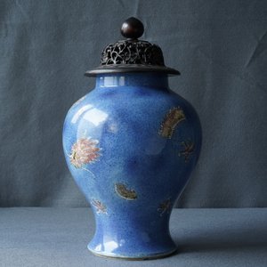 Un vase en porcelaine de Chine rouge de cuivre et bleu poudré, marque de Kangxi, 19ème — photo 12