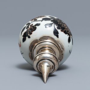 Un vase en porcelaine de Chine rouge de fer et noir à monture en argent, 19ème — photo 5