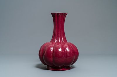 Un vase en porcelaine de Chine rouge de rubis monochrome, marque de Qianlong, 19ème