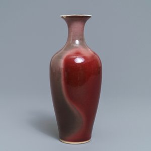 Un vase en porcelaine de Chine rouge monochrome flambé, Kangxi — photo 2