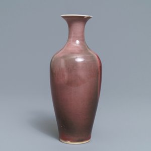 Un vase en porcelaine de Chine rouge monochrome flambé, Kangxi — photo 3