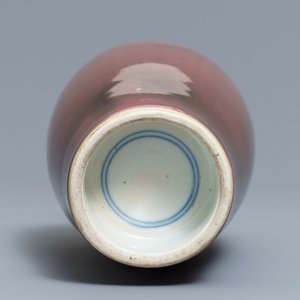 Un vase en porcelaine de Chine rouge monochrome flambé, Kangxi — photo 6