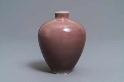 Un vase en porcelaine de Chine rouge monochrome, marque de Xuande, 19ème