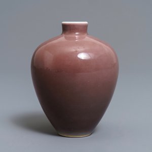 Un vase en porcelaine de Chine rouge monochrome, marque de Xuande, 19ème — photo 2
