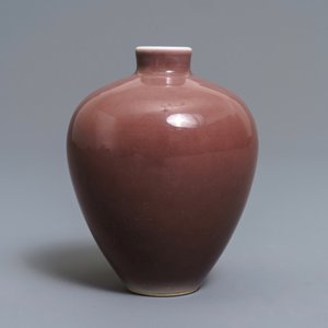 Un vase en porcelaine de Chine rouge monochrome, marque de Xuande, 19ème — photo 3