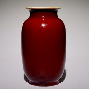 Un vase en porcelaine de Chine sang de boeuf monochrome, 18/19ème — photo 1