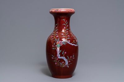 Un vase en porcelaine de Chine sang de boeuf monochrome à décor émaillé, 19ème