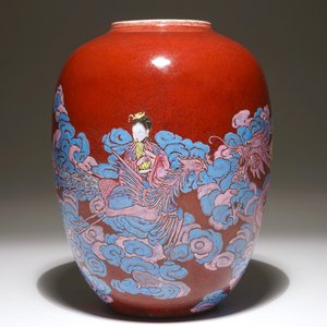 Un vase en porcelaine de Chine sang de boeuf surdécoré, 19ème — photo 2