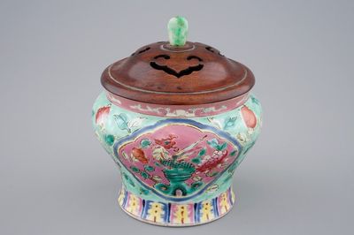 Un vase en porcelaine de Chine "Straits" au fond turquoise et couvercle en bois et jade, 19ème