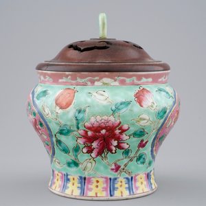 Un vase en porcelaine de Chine "Straits" au fond turquoise et couvercle en bois et jade, 19ème — photo 3