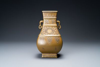 Un vase en porcelaine de Chine 'teadust' monochrome surdécoré en argent et or, Chine, marque de Qianlong, République