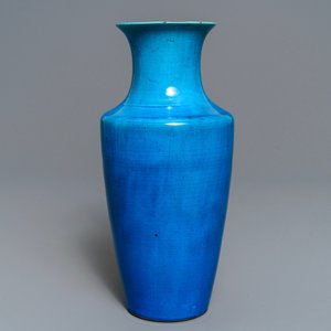Un vase en porcelaine de Chine turquoise monochrome, 18/19ème — photo 2