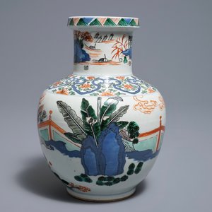 Un vase en porcelaine de Chine wucai à décor d'animaux mythiques, 19/20ème — photo 2
