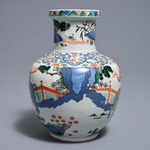 Un vase en porcelaine de Chine wucai à décor d'animaux mythiques, 19/20ème — photo 4