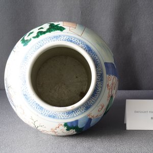 Un vase en porcelaine de Chine wucai à décor de chevaliers, 19ème — photo 9