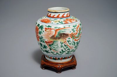 Un vase en porcelaine de Chine wucai à décor de deux phénix, époque Transition