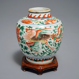 Un vase en porcelaine de Chine wucai à décor de deux phénix, époque Transition — photo 1