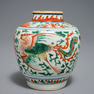Un vase en porcelaine de Chine wucai à décor de deux phénix, époque Transition — photo 4