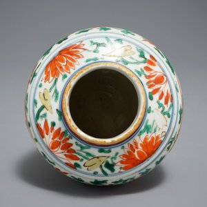 Un vase en porcelaine de Chine wucai à décor de deux phénix, époque Transition — photo 6