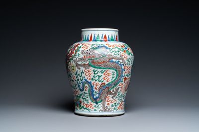 Un vase en porcelaine de Chine wucai à décor de dragons, époque Transition