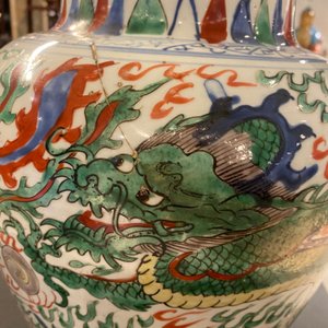 Un vase en porcelaine de Chine wucai à décor de dragons, époque Transition — photo 11