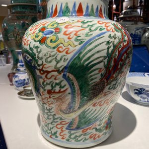 Un vase en porcelaine de Chine wucai à décor de dragons, époque Transition — photo 18