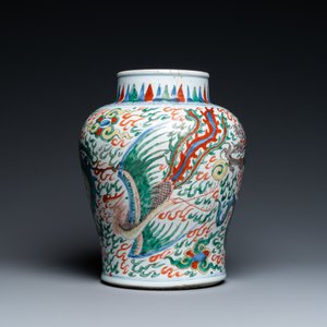 Un vase en porcelaine de Chine wucai à décor de dragons, époque Transition — photo 2