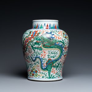 Un vase en porcelaine de Chine wucai à décor de dragons, époque Transition — photo 3