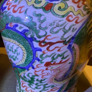 Un vase en porcelaine de Chine wucai à décor de dragons, époque Transition — photo 9