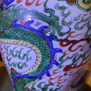 Un vase en porcelaine de Chine wucai à décor de dragons, époque Transition — photo 10