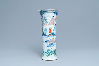 Un vase en porcelaine de Chine wucai à décor de figures dans un paysage, époque Transition