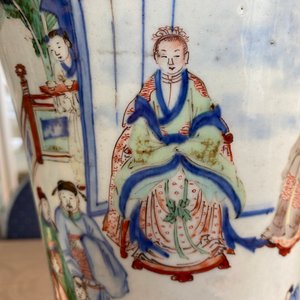 Un vase en porcelaine de Chine wucai à décor de figures dans un paysage, époque Transition — photo 12