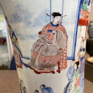 Un vase en porcelaine de Chine wucai à décor de figures dans un paysage, époque Transition — photo 13