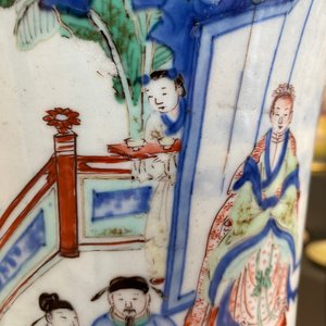 Un vase en porcelaine de Chine wucai à décor de figures dans un paysage, époque Transition — photo 20